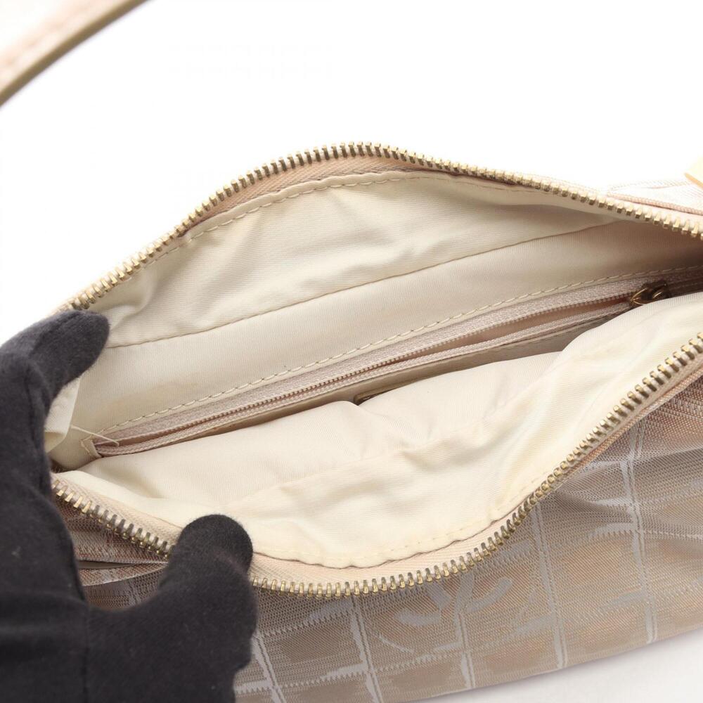 CHANEL Cream Leather Shoulder Bag - Picture 6 of 9